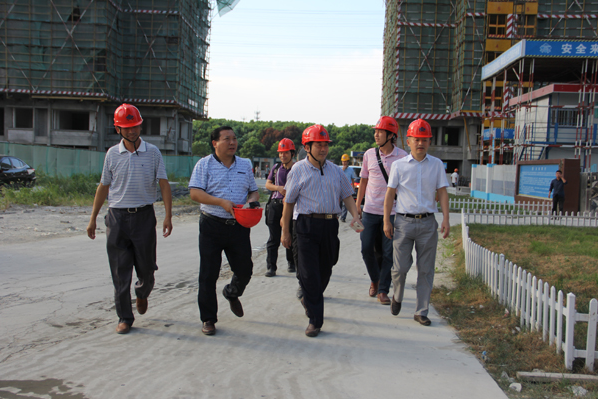 省住建廳質(zhì)安處副處長李愛國對(duì)“馬澗楊木橋動(dòng)遷小區(qū)”工程進(jìn)行暗訪督查