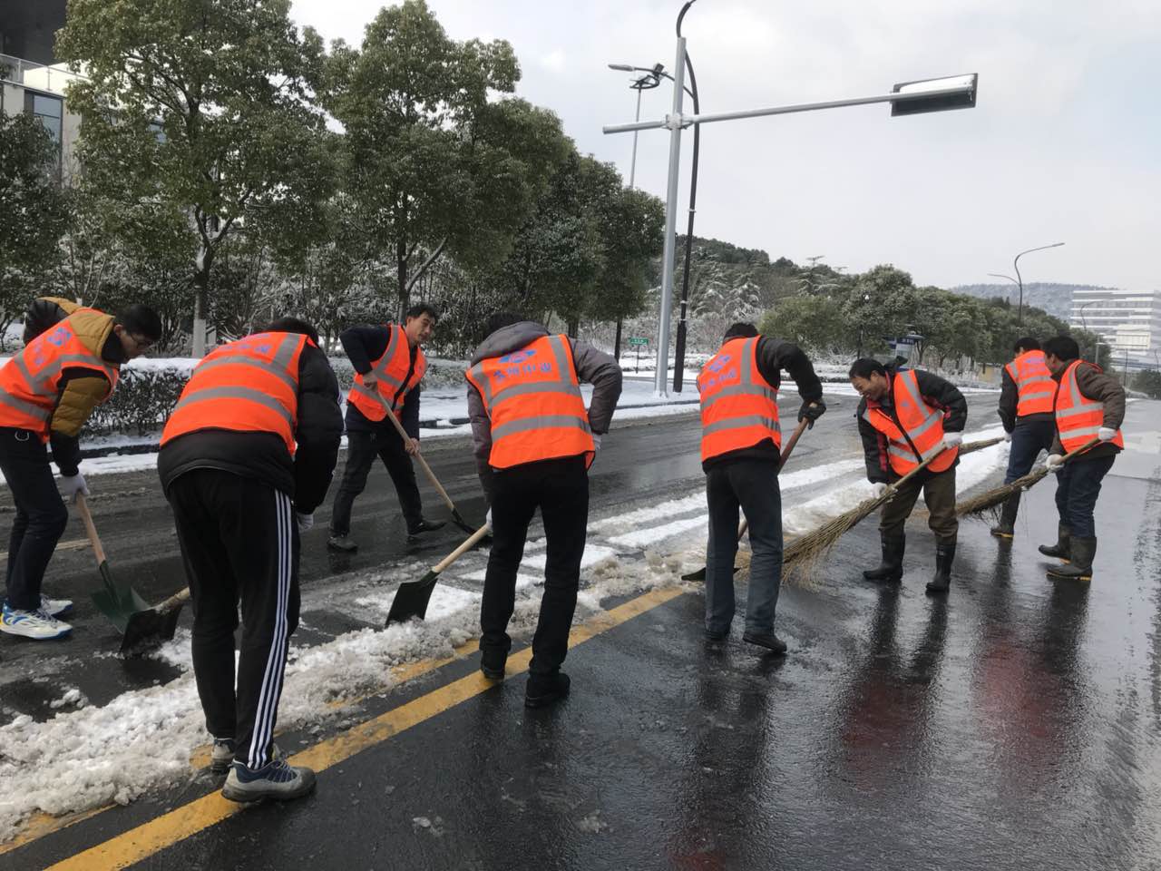 我公司項目部揮鍬鏟雪為群眾出行“開道”