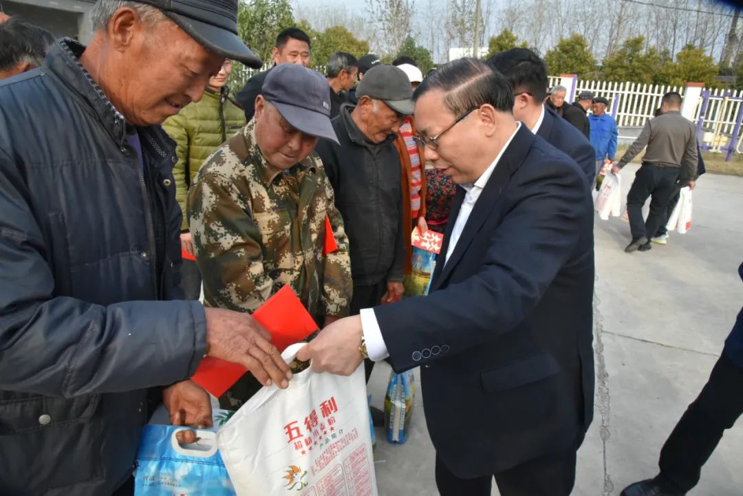 【真情慰問老黨員 濃濃關心暖人心】集團公司董事長劉書華參加“有事好商量”暨慰問老黨員、老員工活動